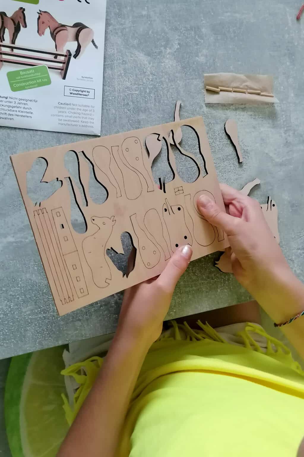 Spielzeugburg - Holzbausatz "Burgwacht" von WoodHeroes für Kinder ab 6 Jahre - Bild Einzelteile der Holzburg beim Aufbau