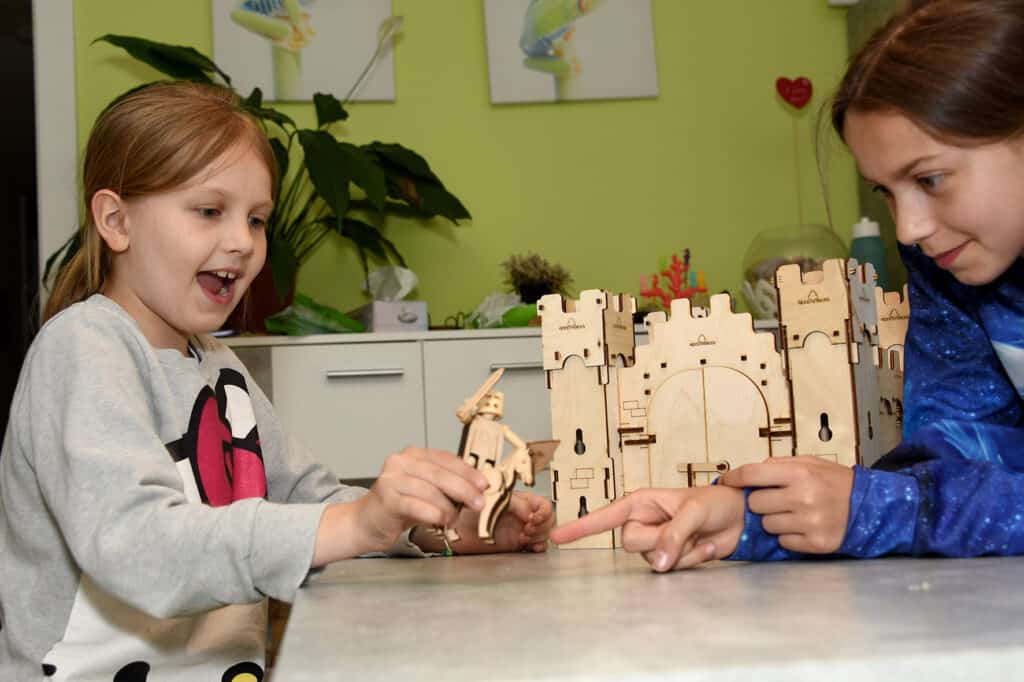 Kinder spielen mit Holzritterburg vom Set Burgwacht - nachhaltiges Holzspielzeug von WoodHeroes