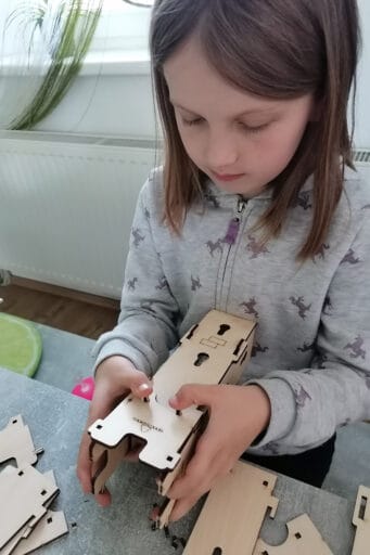 Spielzeugburg - Holzbausatz "Burgwacht" von WoodHeroes für Kinder ab 6 Jahre - Bild der Holzburg beim Aufbau