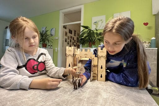 Kinder spielen mit Holzritterburg vom Set Burgwacht - nachhaltiges Holzspielzeug von WoodHeroes