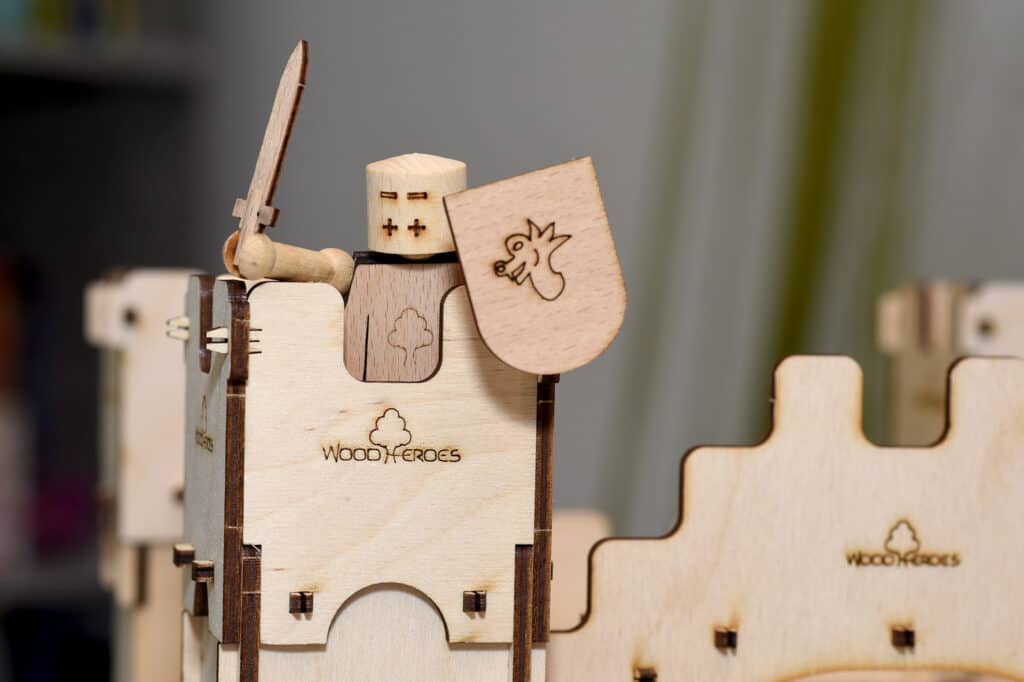 Ritterfigur vom Holzritterburg vom Set Burgwacht - nachhaltiges Holzspielzeug von WoodHeroes